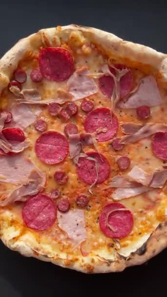 Вкусная Свежая Печь Испекла Пиццу Салями Мясом Сыром Помидорами Специями — стоковое видео
