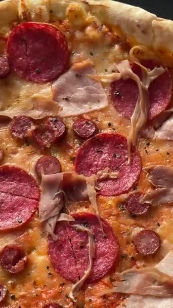 Deliziosa Pizza Fresca Forno Con Salumi Carne Formaggio Pomodori Spezie — Video Stock