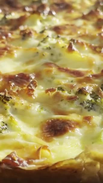 Köstliche Quiche Mit Brokkoli Käse Huhn Gewürzen Und Kräutern Auf — Stockvideo