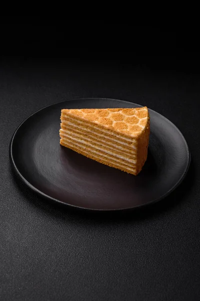 精美的新鲜甜蜜糕蛋糕 白色奶油 混凝土质感背景 — 图库照片