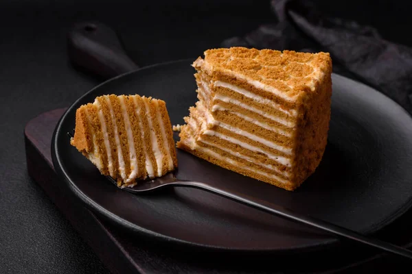 Köstliche Frische Süße Honigkuchenschicht Kuchen Mit Weißer Sahne Auf Strukturiertem — Stockfoto