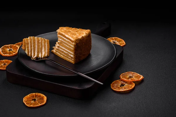 Köstliche Frische Süße Honigkuchenschicht Kuchen Mit Weißer Sahne Auf Strukturiertem — Stockfoto