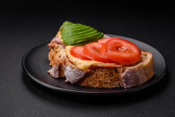 Νόστιμο Θρεπτικό Τοστ Στη Σχάρα Ζαμπόν Τυρί Ντομάτες Και Αβοκάντο — Φωτογραφία Αρχείου