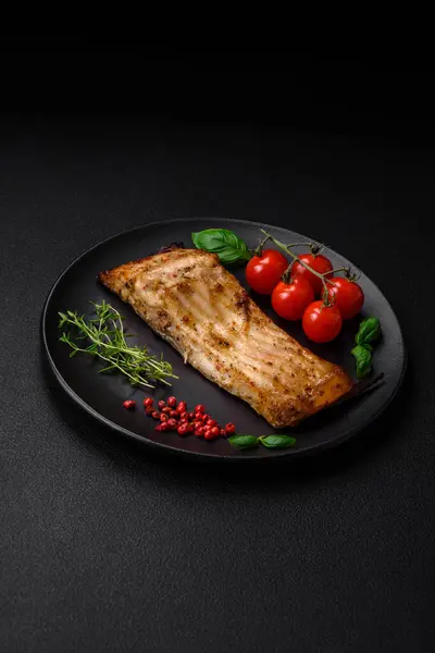Кусок Вкусной Запеченной Рыбы Солью Специями Травами Керамической Пластине Темно — стоковое фото