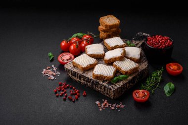 Krem peynirli, domatesli, tuzlu ve baharatlı lezzetli dikdörtgen buğday ekmeği.