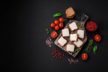 Krem peynirli, domatesli, tuzlu ve baharatlı lezzetli dikdörtgen buğday ekmeği.