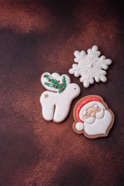 Beton desenli arka planda nefis bir Noel zencefilli ekmeği. Noel süsü