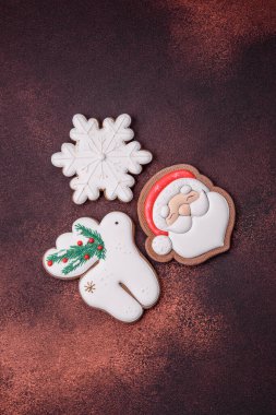 Beton desenli arka planda nefis bir Noel zencefilli ekmeği. Noel süsü