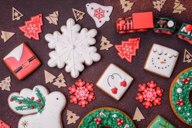 Beton desenli arka planda nefis bir Noel zencefilli ekmeği. Noel süsü