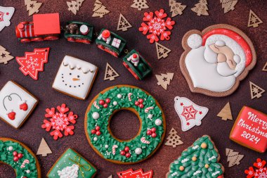 Beton desenli arka planda nefis bir Noel zencefilli ekmeği. Noel süsü