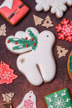 Beton desenli arka planda nefis bir Noel zencefilli ekmeği. Noel süsü