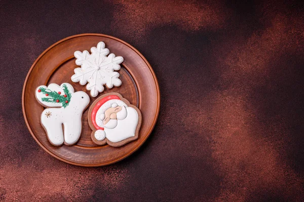 Hermoso Delicioso Pan Jengibre Navidad Sobre Fondo Textura Hormigón Adorno —  Fotos de Stock