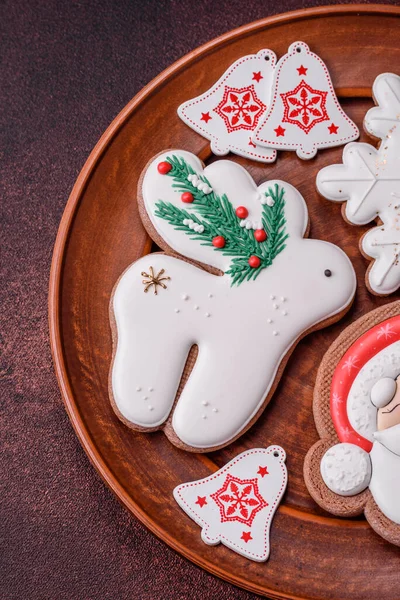 Schöne Leckere Weihnachts Lebkuchen Auf Einem Betonhintergrund Weihnachtsschmuck — Stockfoto