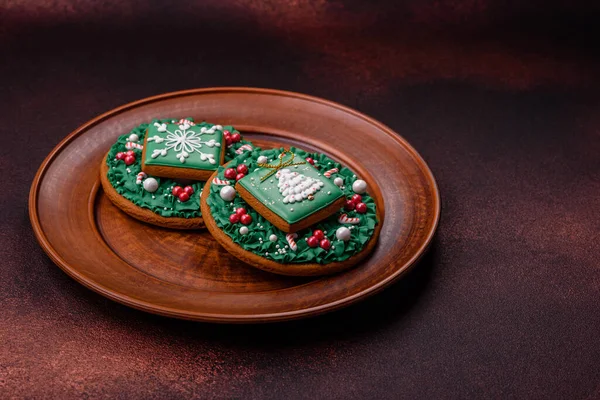 Hermoso Delicioso Pan Jengibre Navidad Sobre Fondo Textura Hormigón Adorno — Foto de Stock