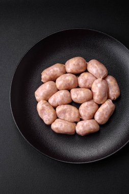 Taze çiğ sosis, domuz eti ya da tuzlu tavuk, baharat ve çimento kaplı otlardan.