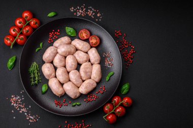 Taze çiğ sosis, domuz eti ya da tuzlu tavuk, baharat ve çimento kaplı otlardan.