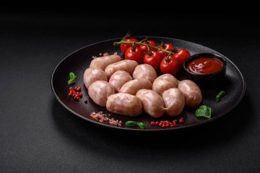 Taze çiğ sosis, domuz eti ya da tuzlu tavuk, baharat ve çimento kaplı otlardan.