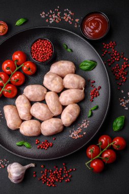 Taze çiğ sosis, domuz eti ya da tuzlu tavuk, baharat ve çimento kaplı otlardan.