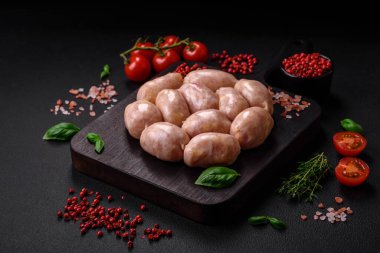 Taze çiğ sosis, domuz eti ya da tuzlu tavuk, baharat ve çimento kaplı otlardan.