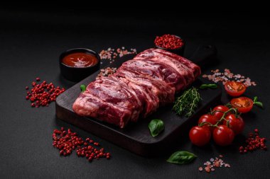 Taze et pirzolası, tuzlu, baharatlı ve ızgara için hazırlanmış otlar.