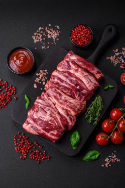 Taze et pirzolası, tuzlu, baharatlı ve ızgara için hazırlanmış otlar.