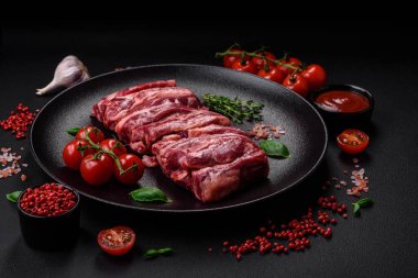 Taze et pirzolası, tuzlu, baharatlı ve ızgara için hazırlanmış otlar.