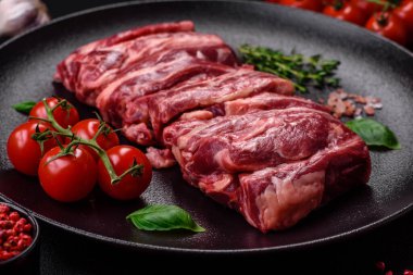 Taze et pirzolası, tuzlu, baharatlı ve ızgara için hazırlanmış otlar.