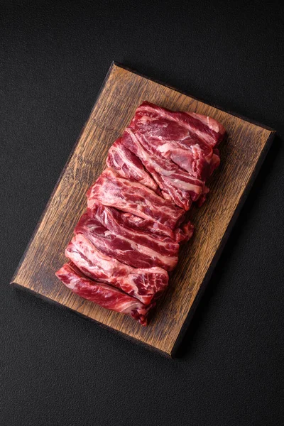 Costeletas Frescas Carne Crua Com Sal Especiarias Ervas Preparadas Para — Fotografia de Stock