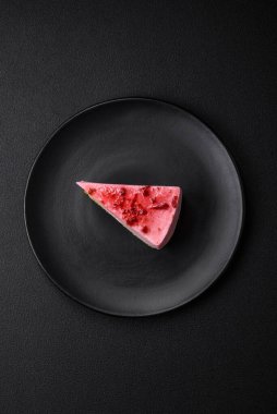 Ahududu ve şam fıstığı aromalı lezzetli tatlı cheesecake.