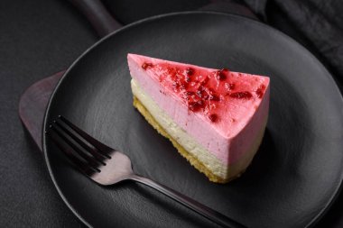 Ahududu ve şam fıstığı aromalı lezzetli tatlı cheesecake.