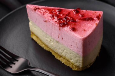 Ahududu ve şam fıstığı aromalı lezzetli tatlı cheesecake.