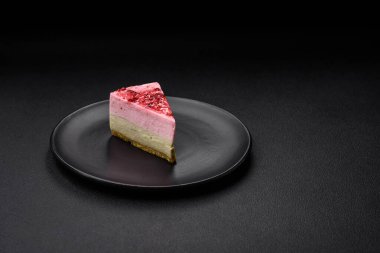 Ahududu ve şam fıstığı aromalı lezzetli tatlı cheesecake.