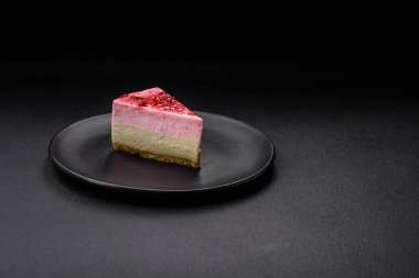 Ahududu ve şam fıstığı aromalı lezzetli tatlı cheesecake.