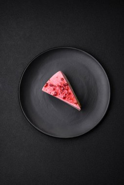 Ahududu ve şam fıstığı aromalı lezzetli tatlı cheesecake.