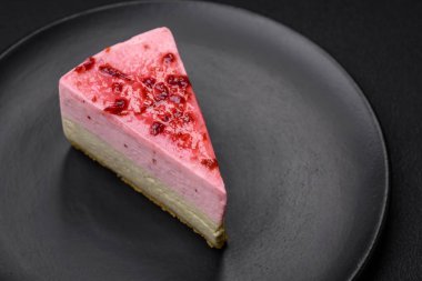 Ahududu ve şam fıstığı aromalı lezzetli tatlı cheesecake.