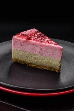 Ahududu ve şam fıstığı aromalı lezzetli tatlı cheesecake.