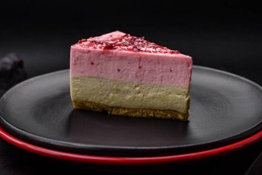 Ahududu ve şam fıstığı aromalı lezzetli tatlı cheesecake.