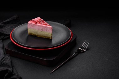 Ahududu ve şam fıstığı aromalı lezzetli tatlı cheesecake.