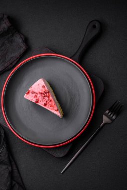 Ahududu ve şam fıstığı aromalı lezzetli tatlı cheesecake.