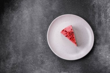 Ahududu ve şam fıstığı aromalı lezzetli tatlı cheesecake.