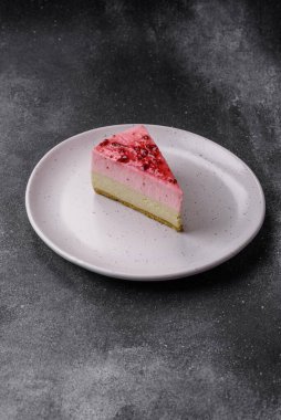 Ahududu ve şam fıstığı aromalı lezzetli tatlı cheesecake.
