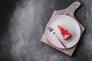 Ahududu ve şam fıstığı aromalı lezzetli tatlı cheesecake.