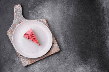 Ahududu ve şam fıstığı aromalı lezzetli tatlı cheesecake.