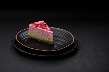Ahududu ve şam fıstığı aromalı lezzetli tatlı cheesecake.