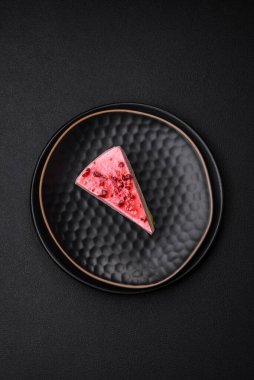 Ahududu ve şam fıstığı aromalı lezzetli tatlı cheesecake.