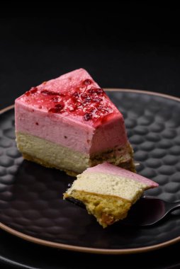Ahududu ve şam fıstığı aromalı lezzetli tatlı cheesecake.