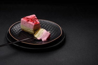 Ahududu ve şam fıstığı aromalı lezzetli tatlı cheesecake.