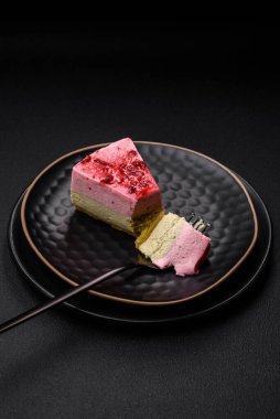 Ahududu ve şam fıstığı aromalı lezzetli tatlı cheesecake.