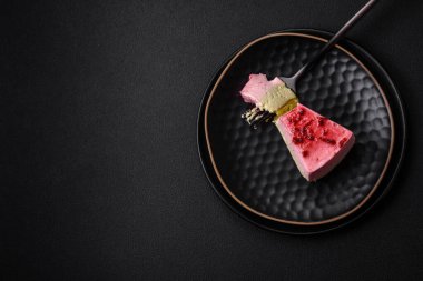 Ahududu ve şam fıstığı aromalı lezzetli tatlı cheesecake.