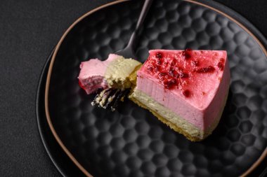 Ahududu ve şam fıstığı aromalı lezzetli tatlı cheesecake.